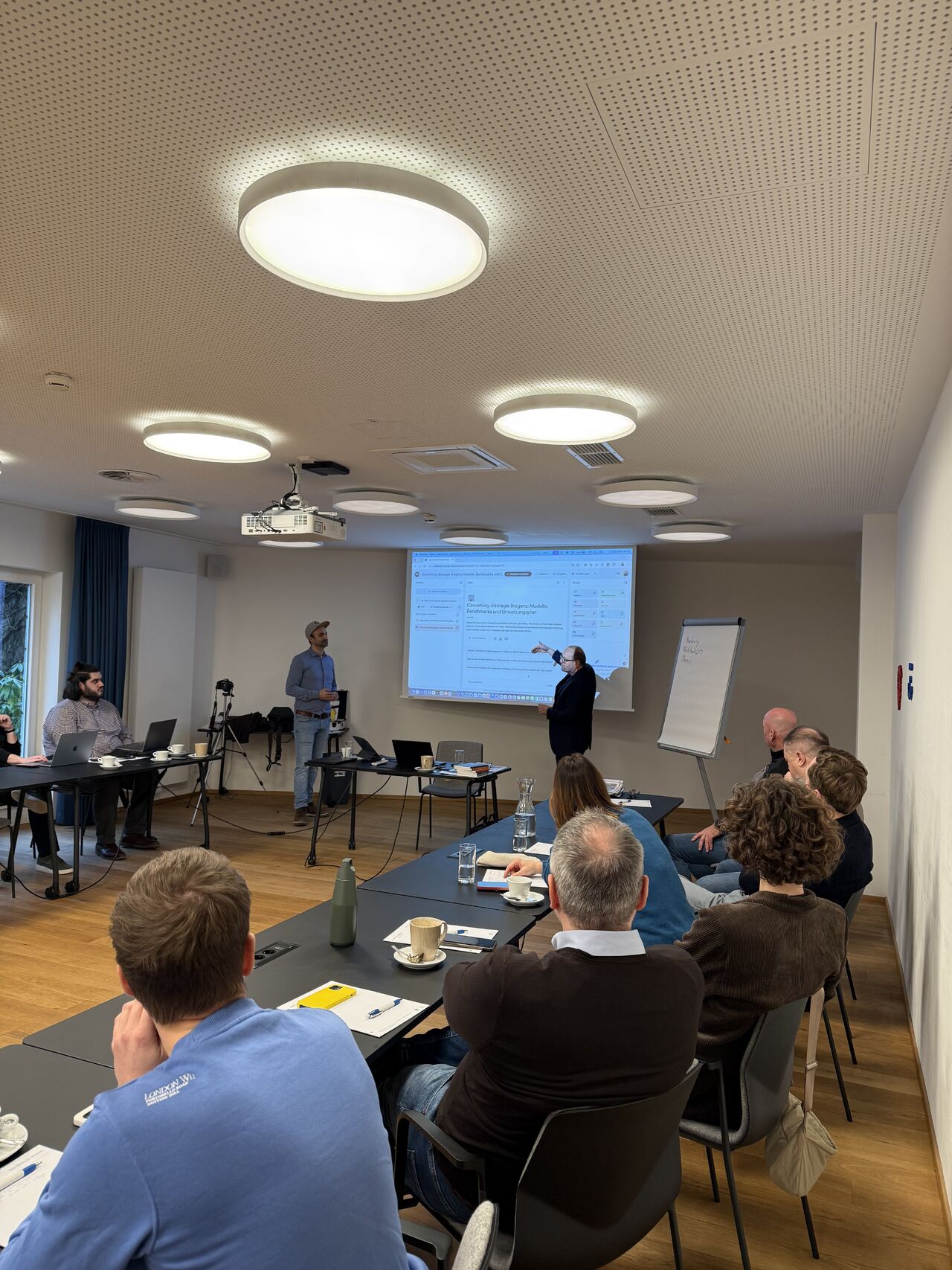 Engagierte Workshop-Teilnehmer im KI-Seminar