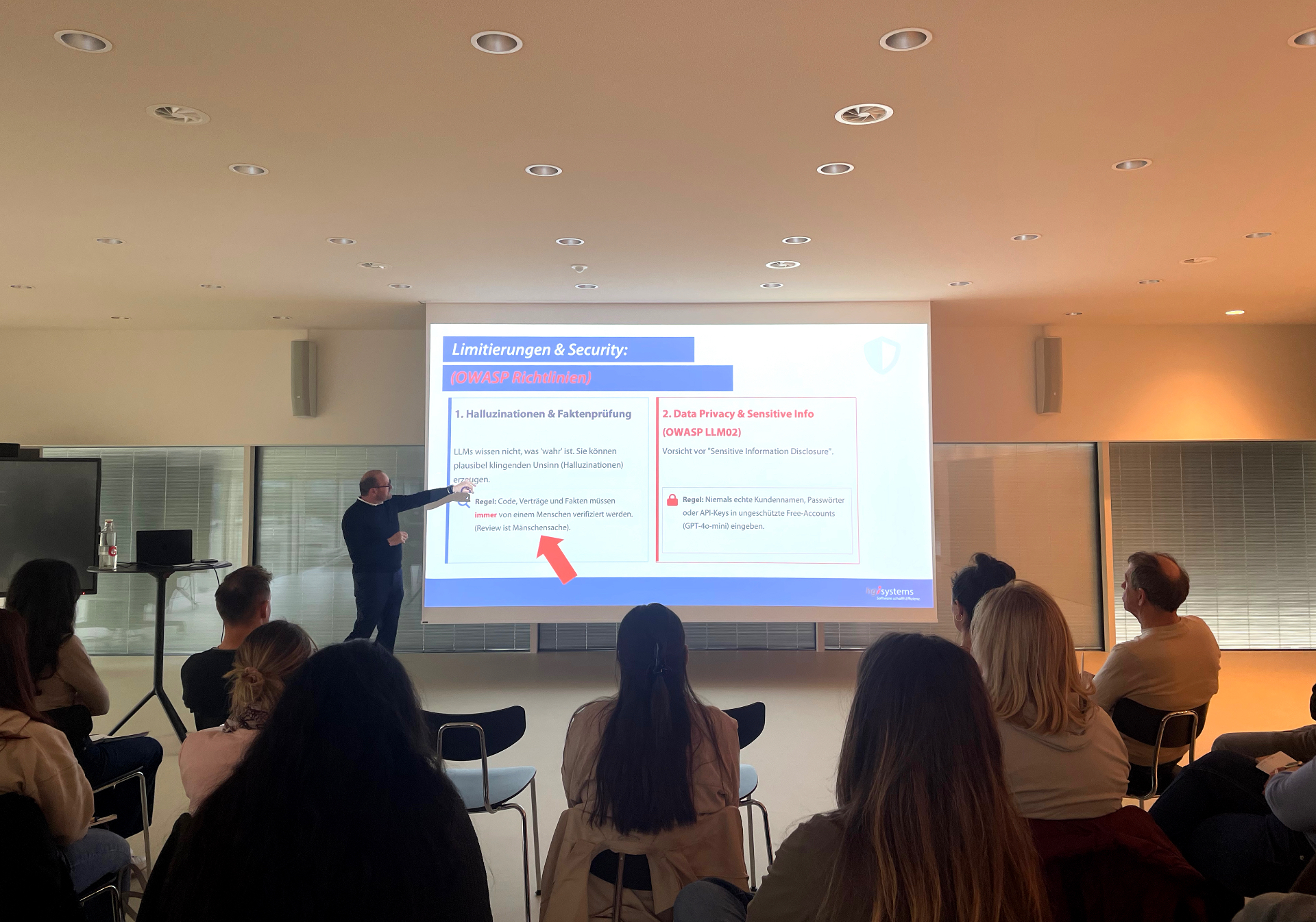 KI-Schulung mit Folie zu Limitierungen & OWASP Security